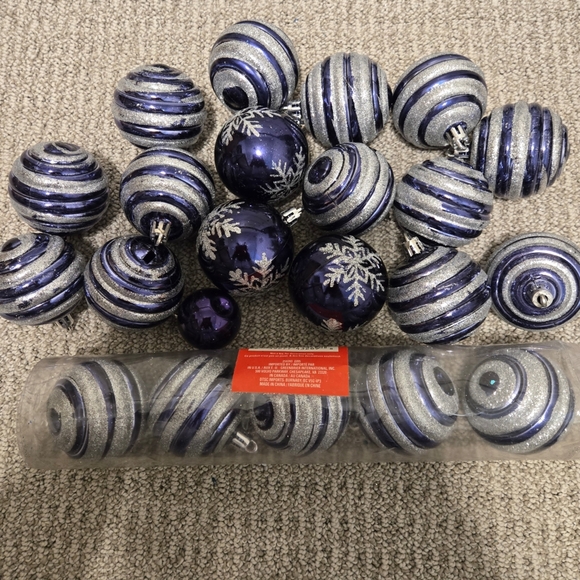 COPY - LOT OF 51 - VARIETY OF BLUE/SILVER CHRISTMAS HOLIDAY DECOR/ORNAMENTS - Picture 2 of 10